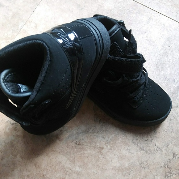 Boys Fila Sneakers - Picture 2 of 3
